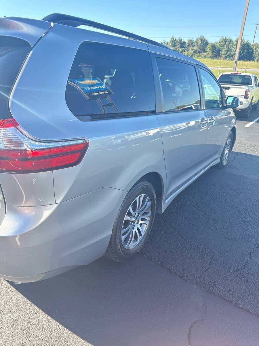 Used 2018 Toyota Sienna XLE w/ XLE Navigation Package FWD image 18