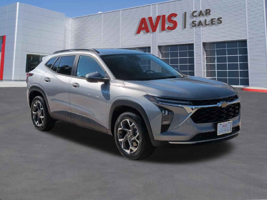 Used 2026 Chevrolet Trax LT FWD image 3