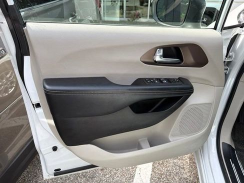 Used 2022 Chrysler Voyager LX FWD image 14