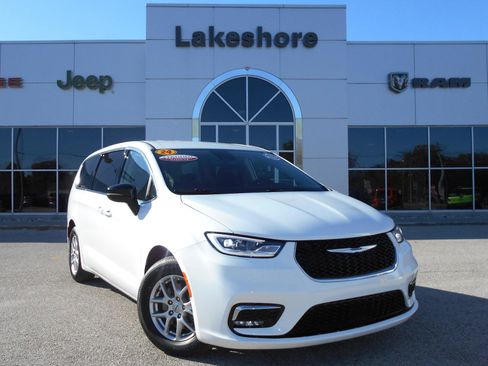 Certified 2024 Chrysler Pacifica Touring-L image 2