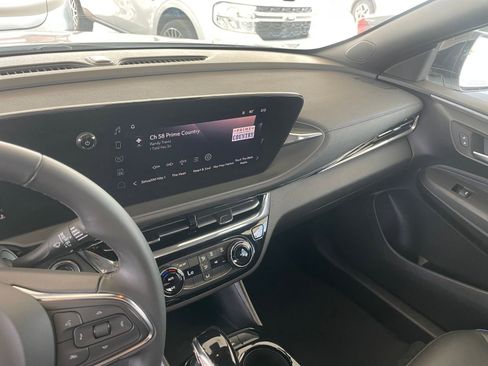 Used 2025 Buick Envista Sport Touring image 18