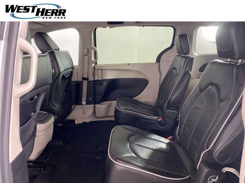 Used 2023 Chrysler Pacifica Limited FWD image 16