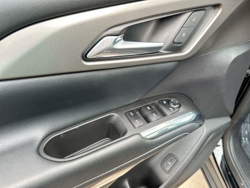 Used 2025 Chevrolet Traverse LT image 13