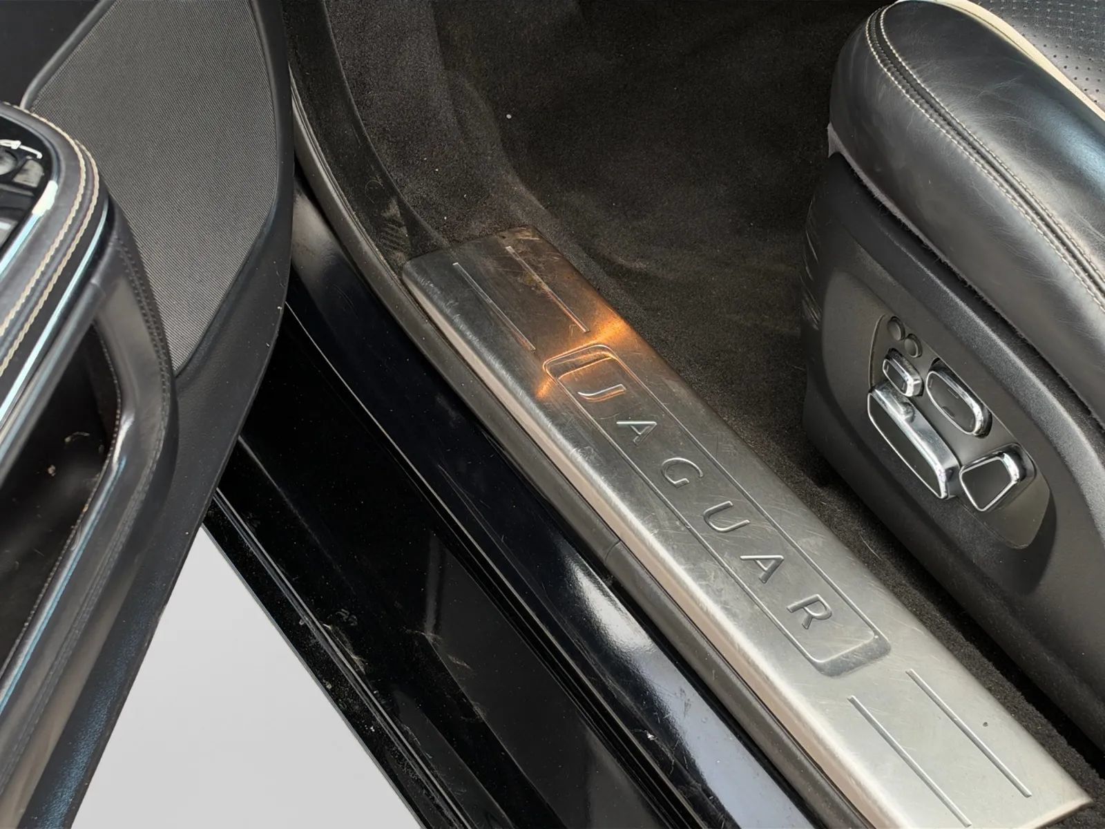 Used 2011 Jaguar XJ L RWD image 11