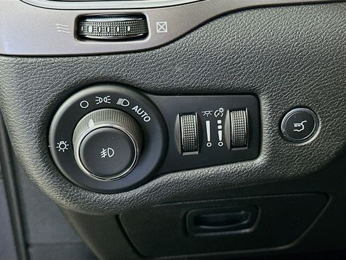 Used 2019 Jeep Cherokee Limited image 16