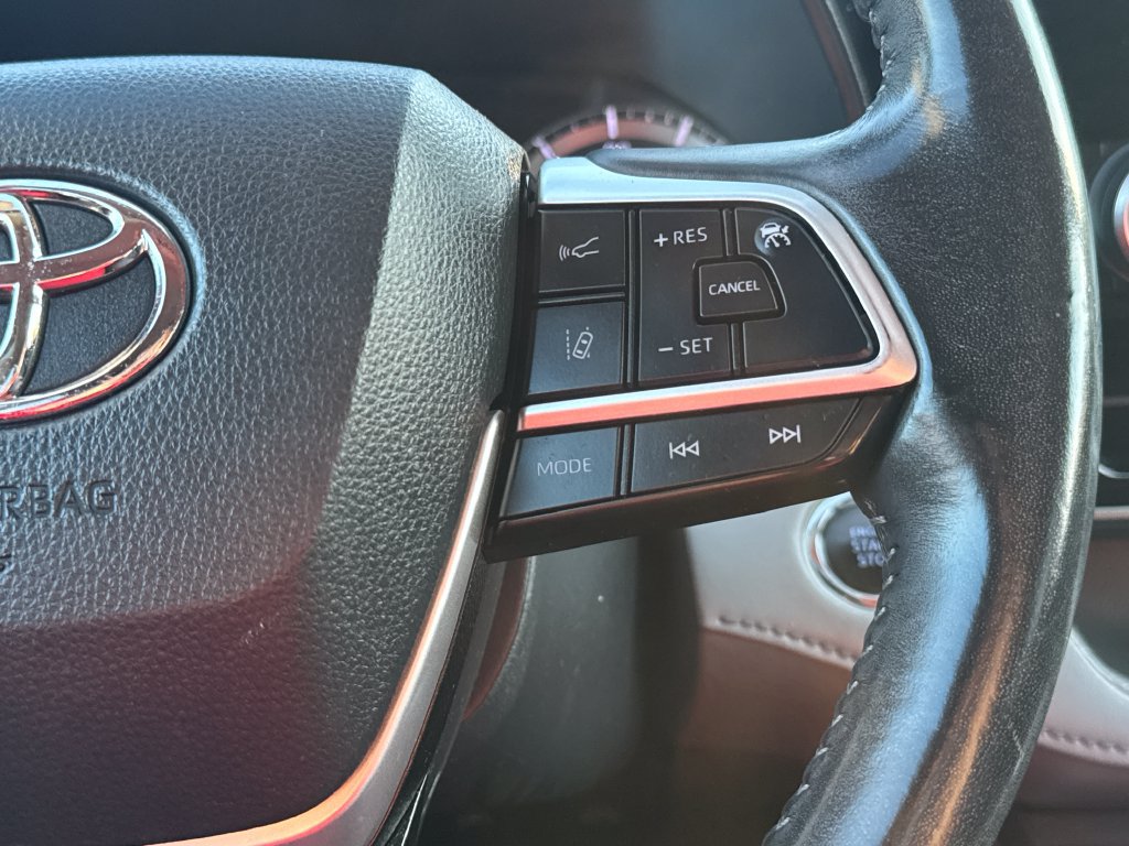Used 2022 Toyota Highlander LE AWD/4WD image 22