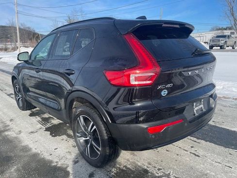 Used 2024 Volvo XC40 B5 Core image 3
