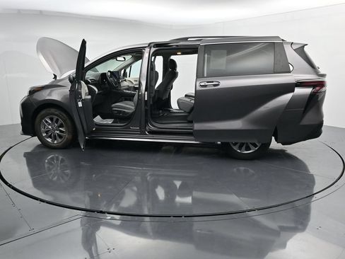 Used 2024 Toyota Sienna XLE FWD image 39
