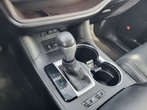 Used 2017 Toyota Highlander Limited image 12