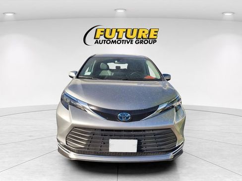 Used 2024 Toyota Sienna XLE image 2