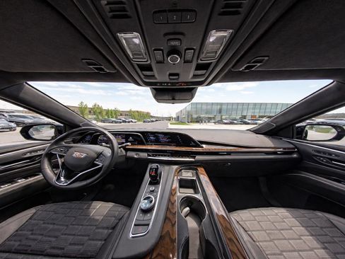Used 2024 Cadillac Escalade Sport Platinum w/ Heavy-Duty Trailer Package AWD/4WD image 14