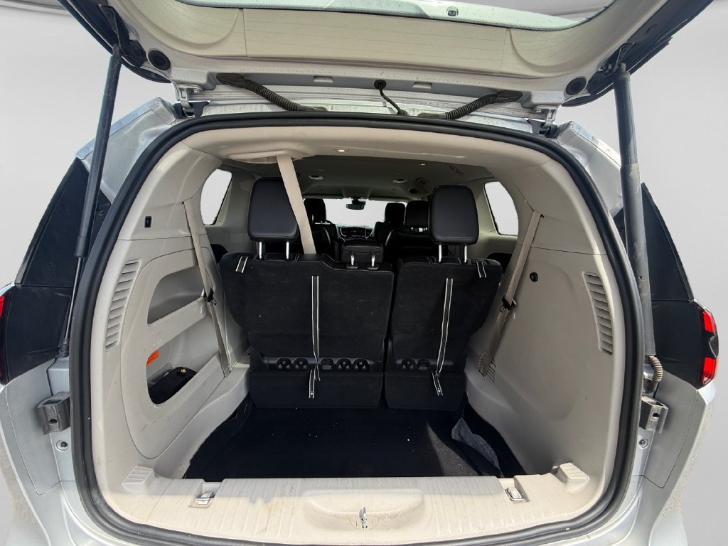 Used 2024 Chrysler Pacifica Touring-L FWD image 42