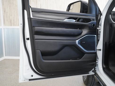 Used 2024 Jeep Wagoneer L Series II w/ Flexible Seating Group image 29