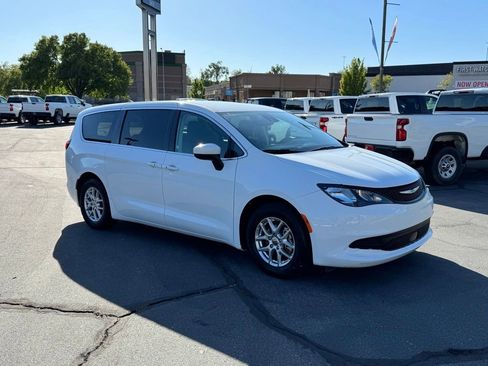 Used 2023 Chrysler Voyager LX FWD image 5