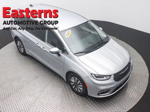 Used 2023 Chrysler Pacifica Touring-L FWD image 3