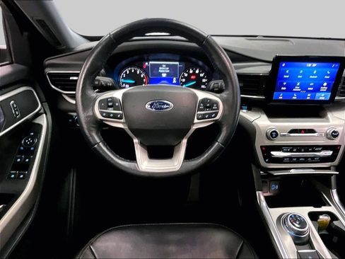 Used 2022 Ford Explorer XLT w/ Equipment Group 202A image 5