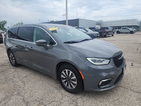 Used 2022 Chrysler Pacifica Touring-L w/ Uconnect Theater Family Group FWD image 13