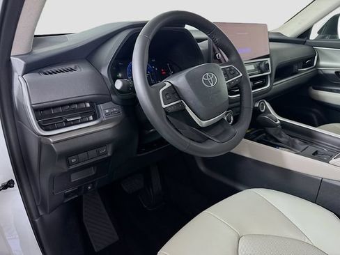 Used 2025 Toyota Grand Highlander AWD image 19
