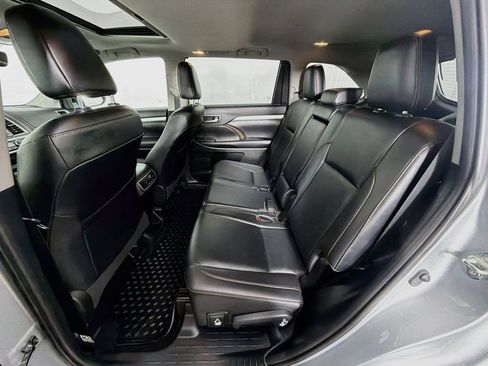 Used 2019 Toyota Highlander XLE AWD/4WD image 23