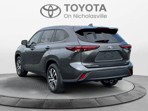 Used 2024 Toyota Highlander XLE AWD/4WD image 4