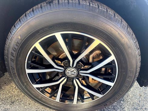 Used 2021 Volkswagen Tiguan SE w/ Panoramic Sunroof Package image 7