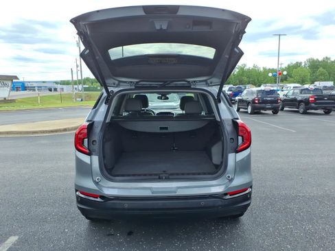 Used 2024 GMC Terrain SLT w/ Tech Package FWD image 5