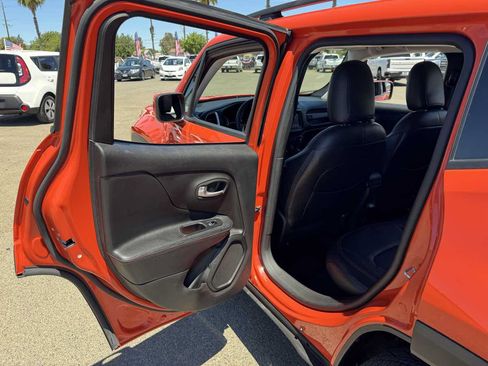 Used 2019 Jeep Renegade Latitude w/ Popular Equipment Group AWD/4WD image 21