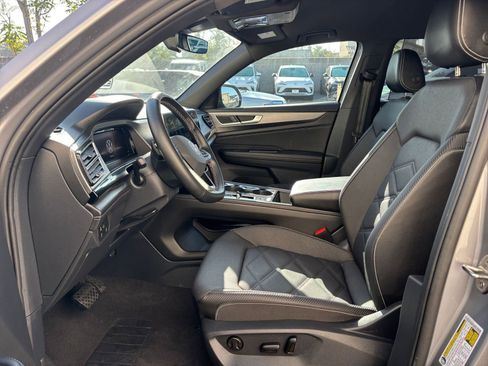 Used 2025 Volkswagen Atlas Cross Sport SE image 27