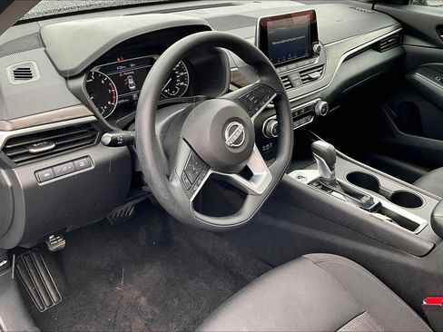 Used 2025 Nissan Altima 2.5 SV FWD image 15