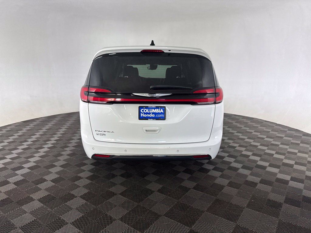 Used 2024 Chrysler Pacifica Touring-L FWD image 6