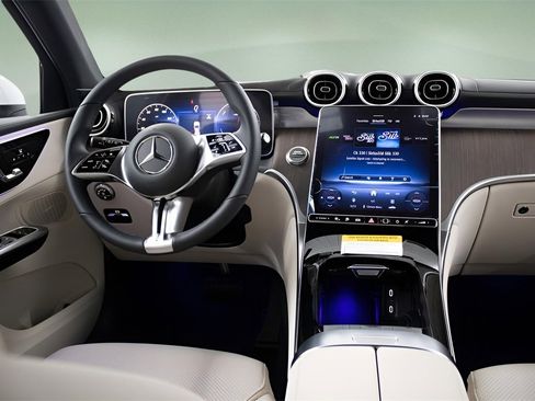 Used 2025 Mercedes-Benz GLC 350e 4MATIC image 26