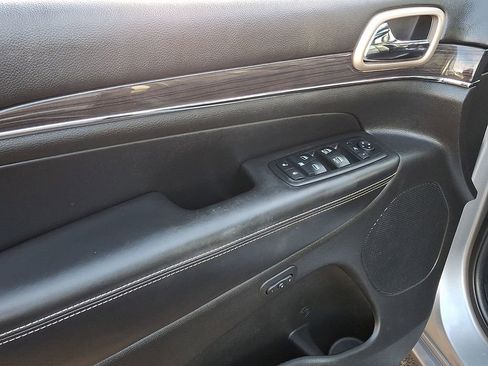 Used 2017 Jeep Grand Cherokee Overland image 12