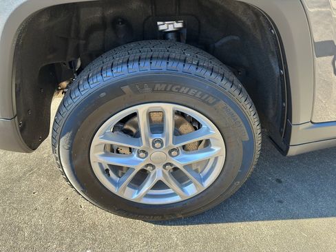 New 2025 Jeep Grand Cherokee Laredo X w/ Luxury Tech Group I image 9