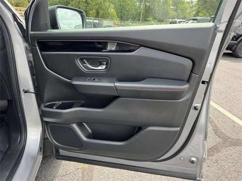 Used 2025 Honda Pilot TrailSport image 6
