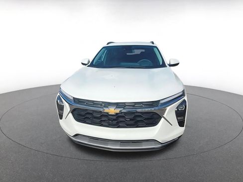 Used 2025 Chevrolet Trax LT image 2