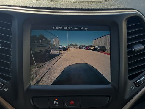 Used 2016 Jeep Cherokee Latitude w/ Safety/Convenience Group FWD image 14