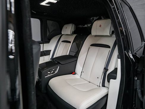Used 2023 Rolls-Royce Cullinan Black Badge w/ Dark Exterior Package AWD/4WD image 23