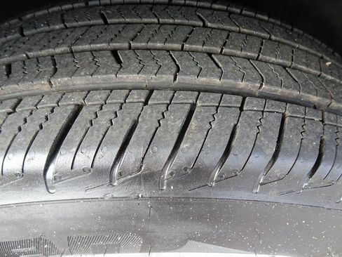 Used 2019 Chevrolet Equinox LT w/ Driver Convenience Package image 32