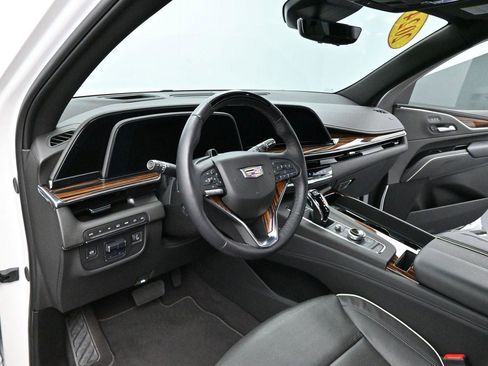 Certified 2024 Cadillac Escalade ESV Premium Luxury w/ Performance Package AWD/4WD image 19