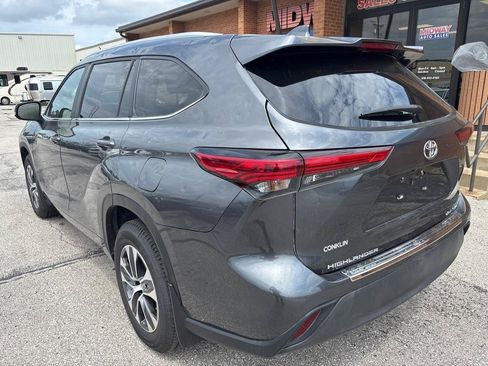 Used 2023 Toyota Highlander XLE AWD/4WD image 15