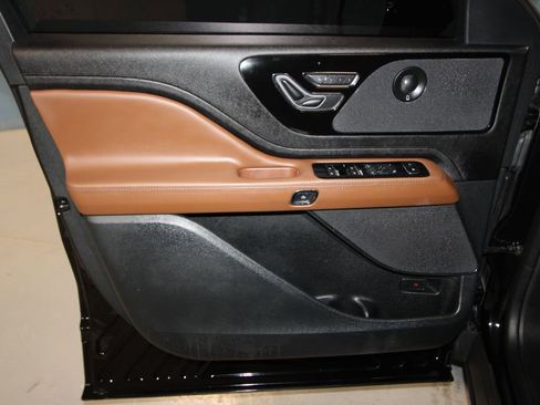 Used 2023 Lincoln Aviator Reserve w/ Equipment Group 201A image 5