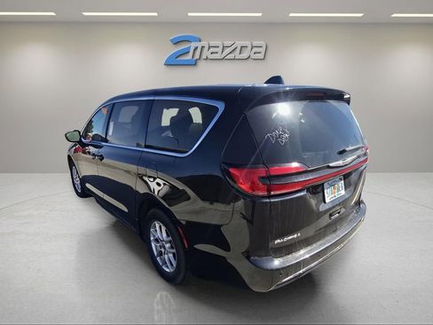 Used 2023 Chrysler Pacifica Touring-L image 12