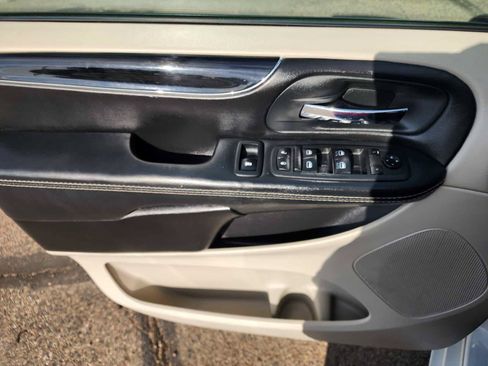 Used 2020 Dodge Grand Caravan SXT FWD image 17