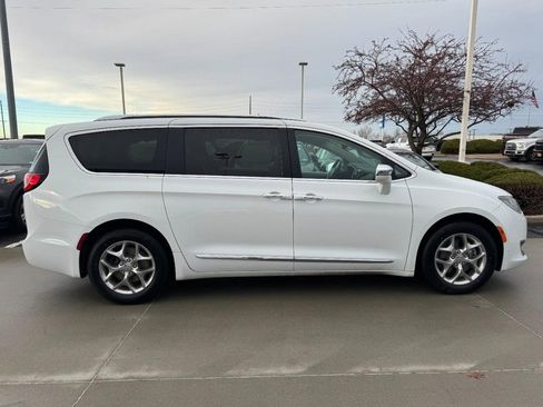 Used 2017 Chrysler Pacifica Limited image 2