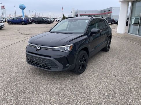 Used 2025 Volkswagen Taos SE image 2