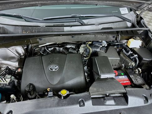 Used 2017 Toyota Highlander Plus AWD/4WD image 29