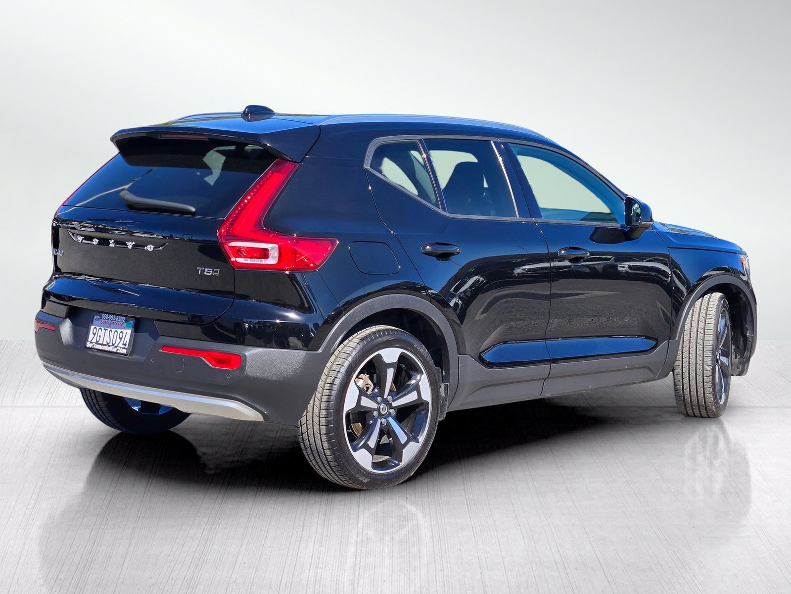 Used 2021 Volvo XC40 T5 Momentum w/ Premium Package AWD/4WD image 4
