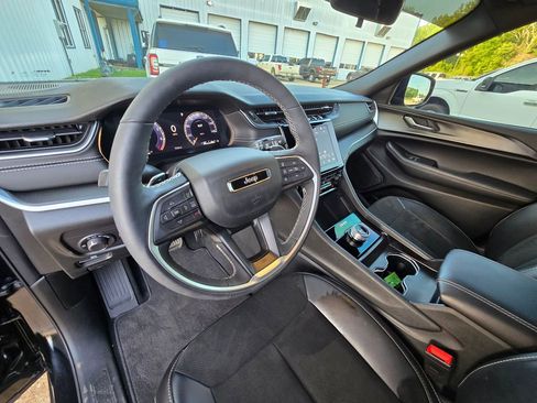 Used 2025 Jeep Grand Cherokee Altitude image 12