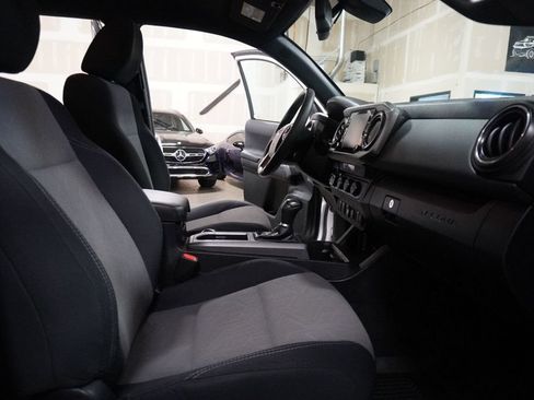 Used 2021 Toyota Tacoma TRD Off-Road w/ Technology Package AWD/4WD image 11