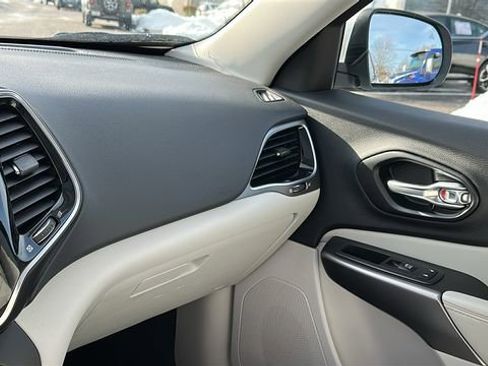 Used 2021 Jeep Cherokee Limited image 19